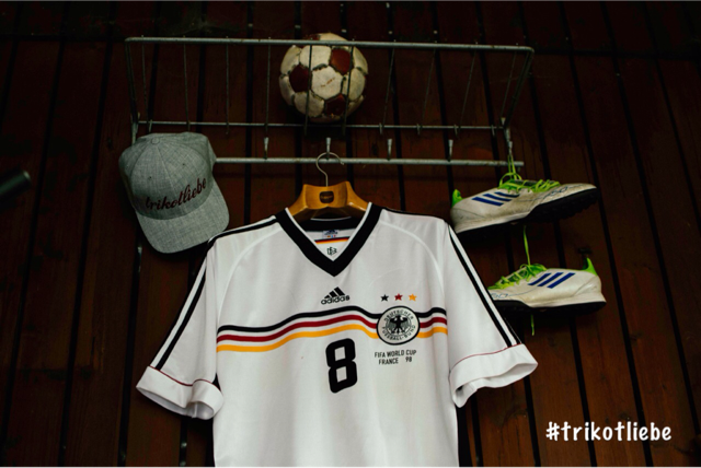 trikotliebe.de präsentiert dir das Heim-Trikot von Deutschland, das Lothar Matthäus und die deutsche Nationalmannschaft bei der WM 1998 in Frankreich getragen hat (Kurzarm). Ausrüster: adidas.